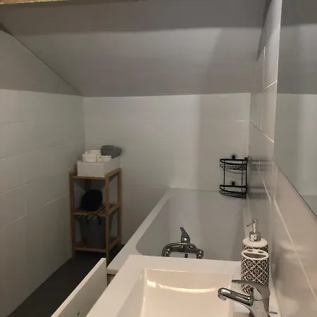 Spatieux,cour,entree Autonome 度假居 *