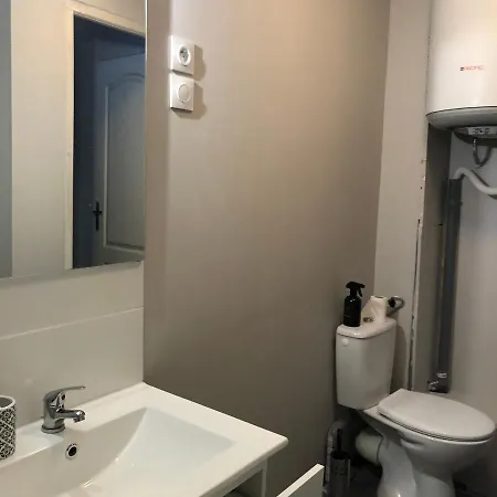 Spatieux,cour,entree Autonome 度假居